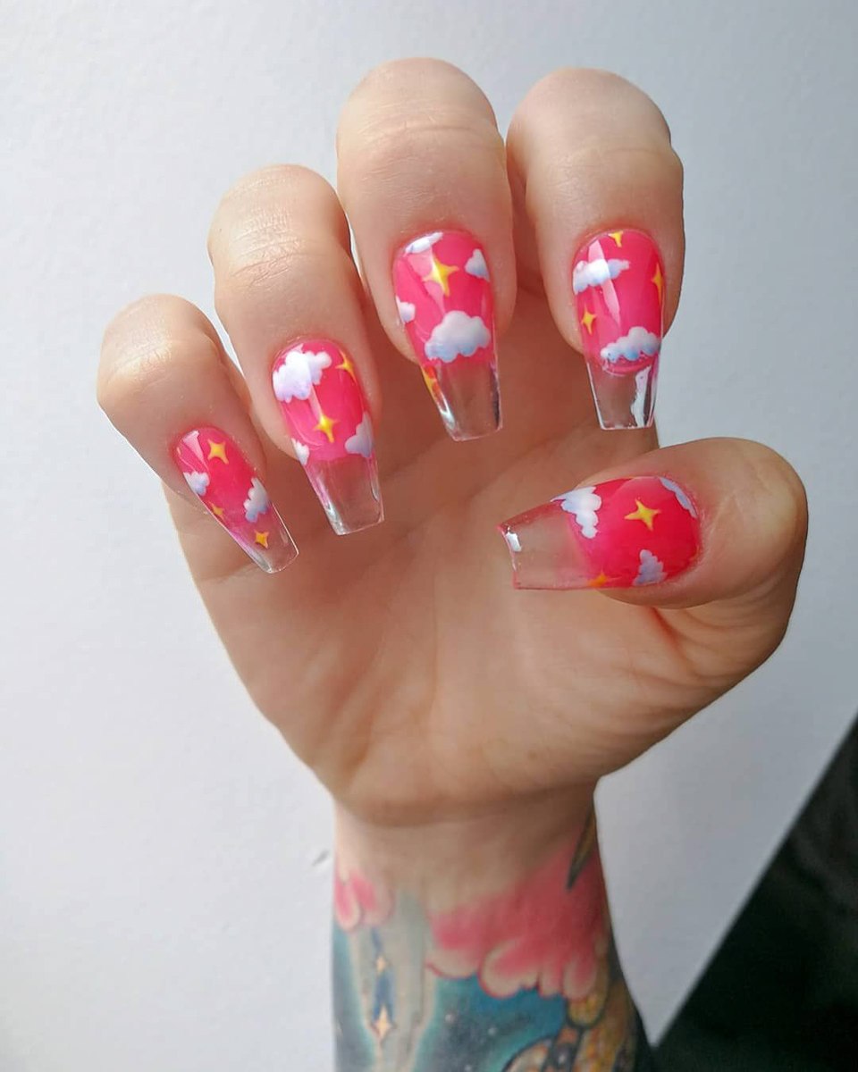 Ногти с красными облаками