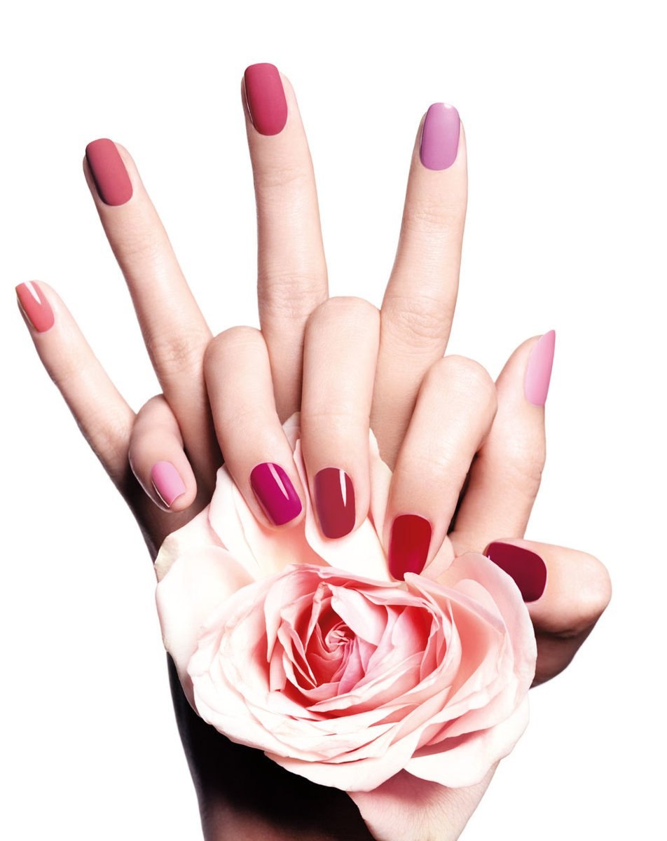 Маникюр на белом фоне