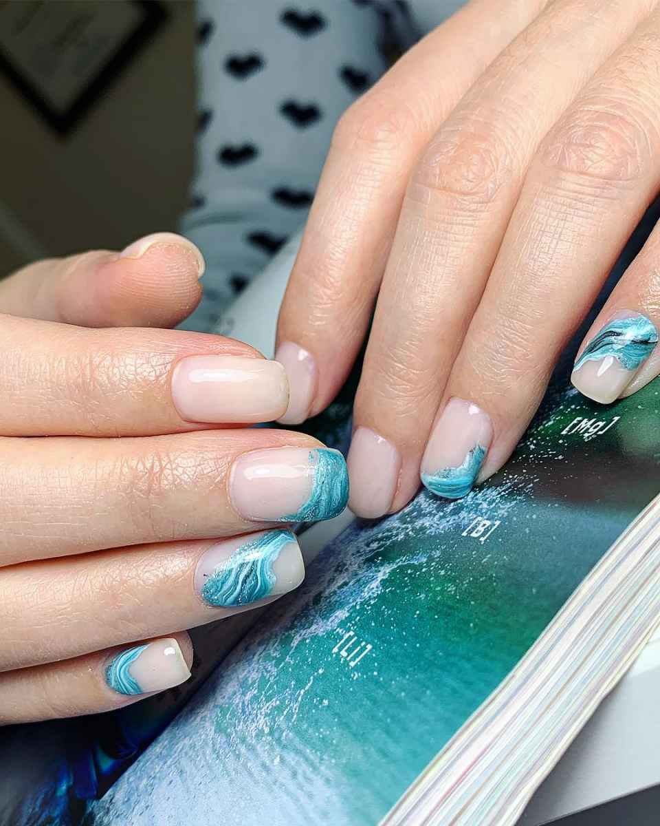 Маникюр с вензелями