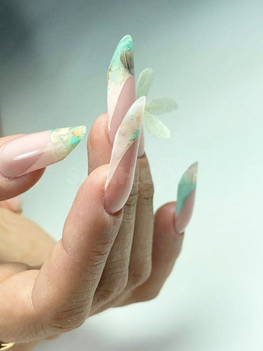 Арочный маникюр острые