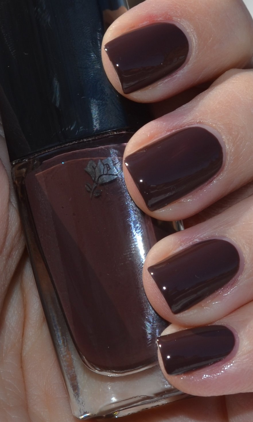 Коричневый маникюр на короткие ногти