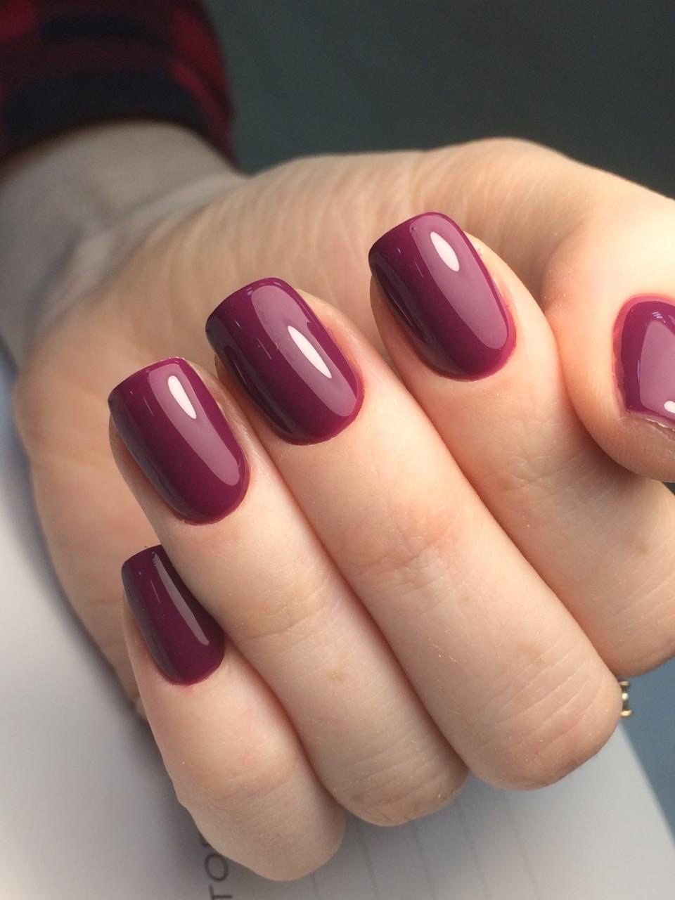 Бордовый маникюр на короткие ногти