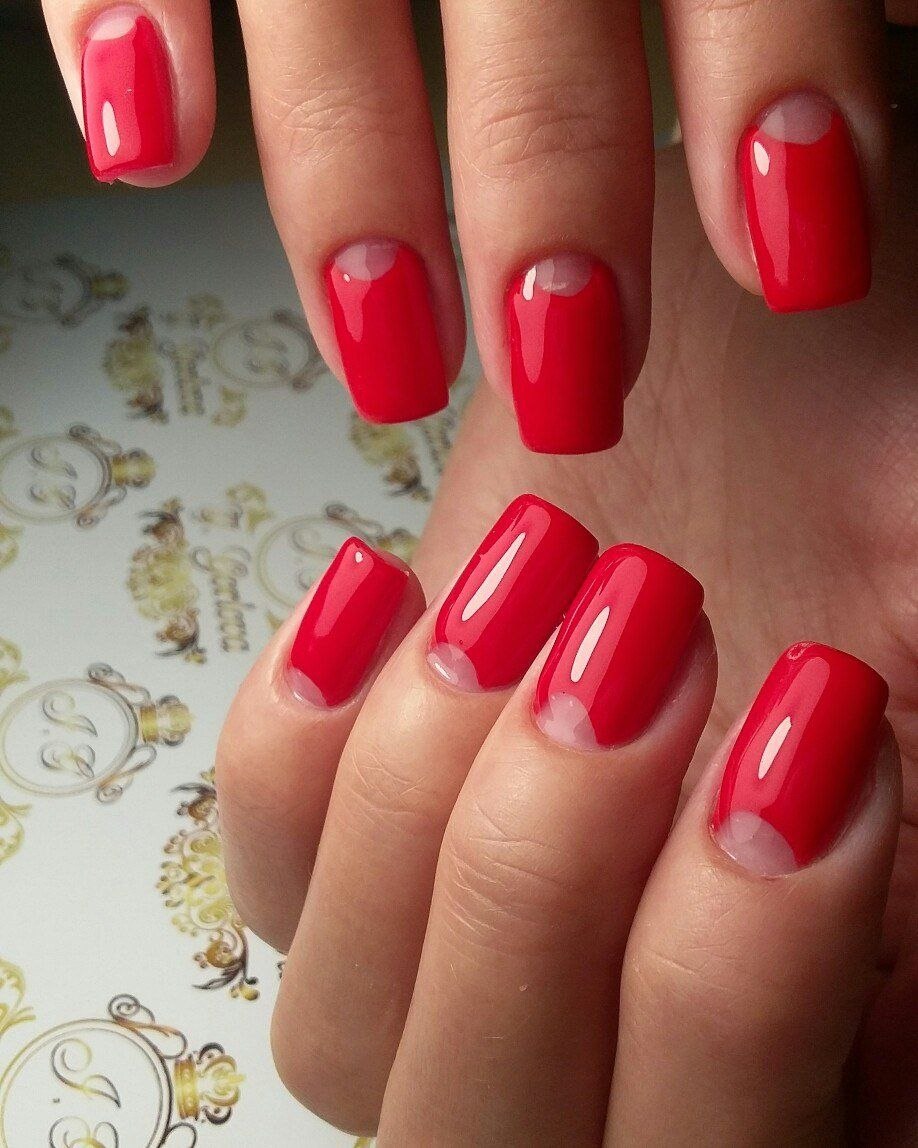 Красные ногти с лунками