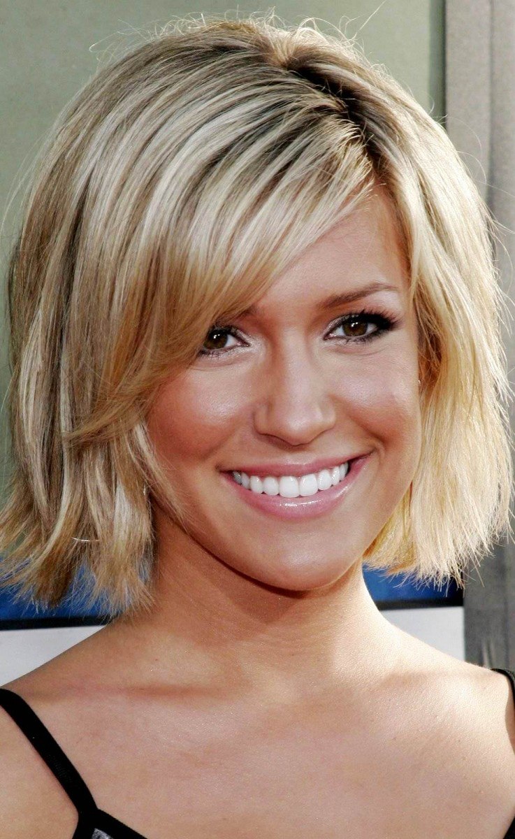 Стрижка Каскад лесенка на средние волосы с челкой