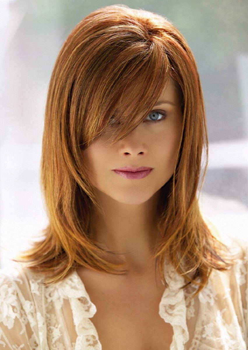 Прически с косой челкой для средних волос (71 фото)