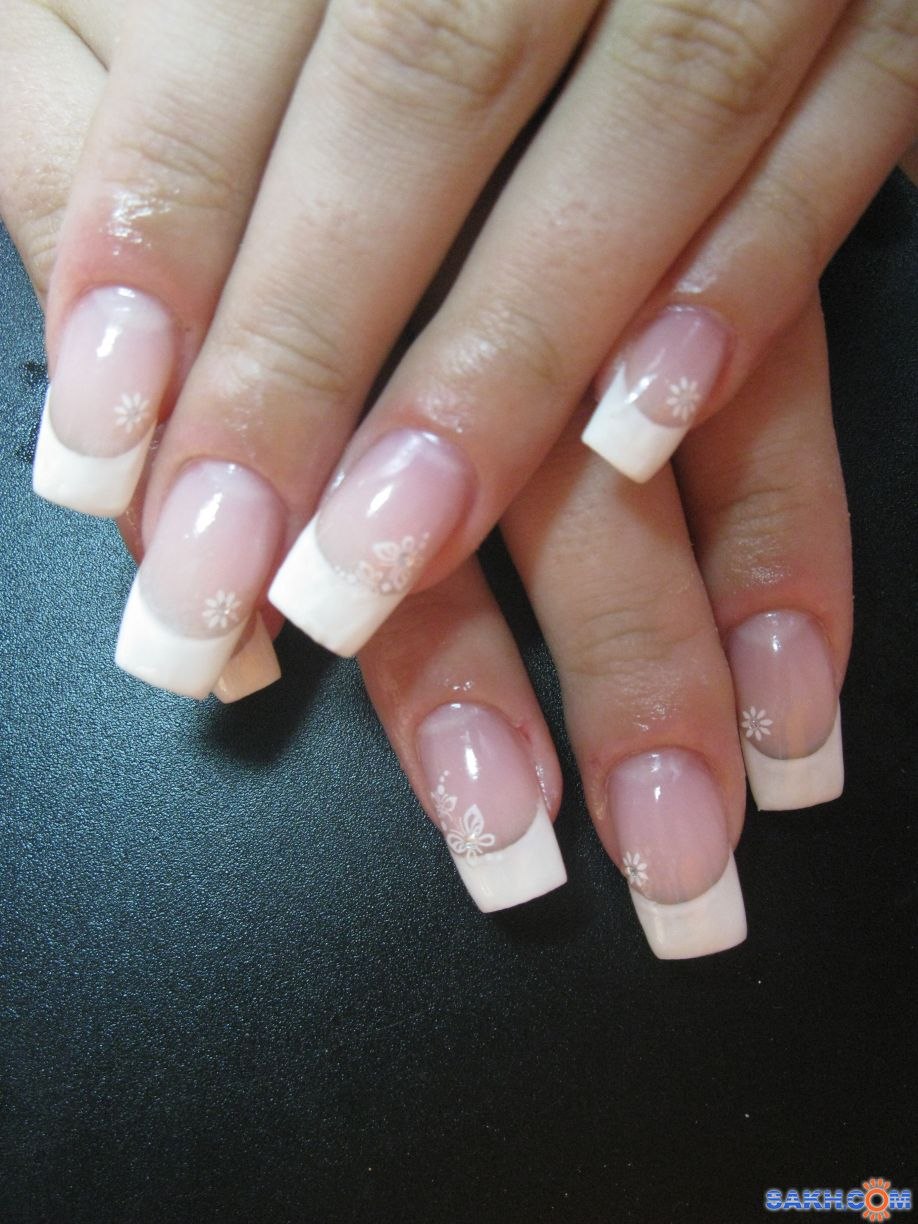 Отросший френч на ногтях