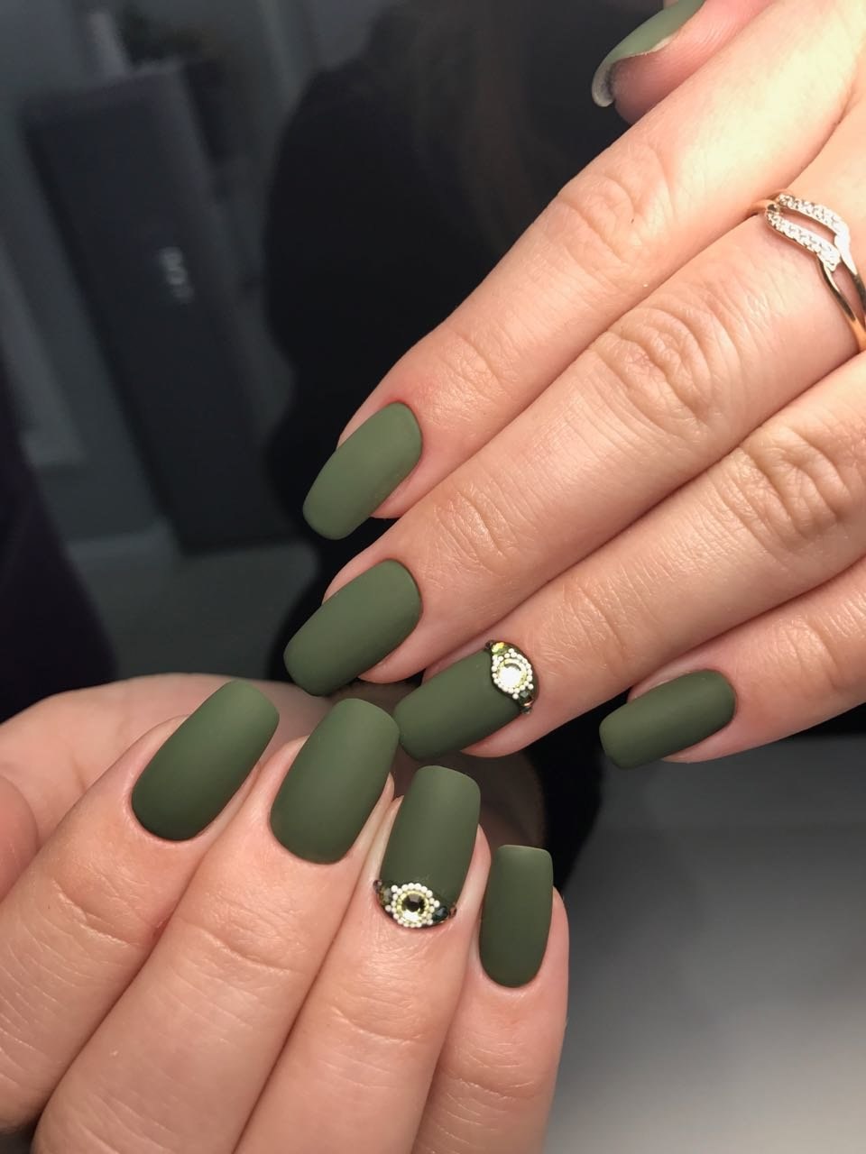 Маникюр болотного цвета
