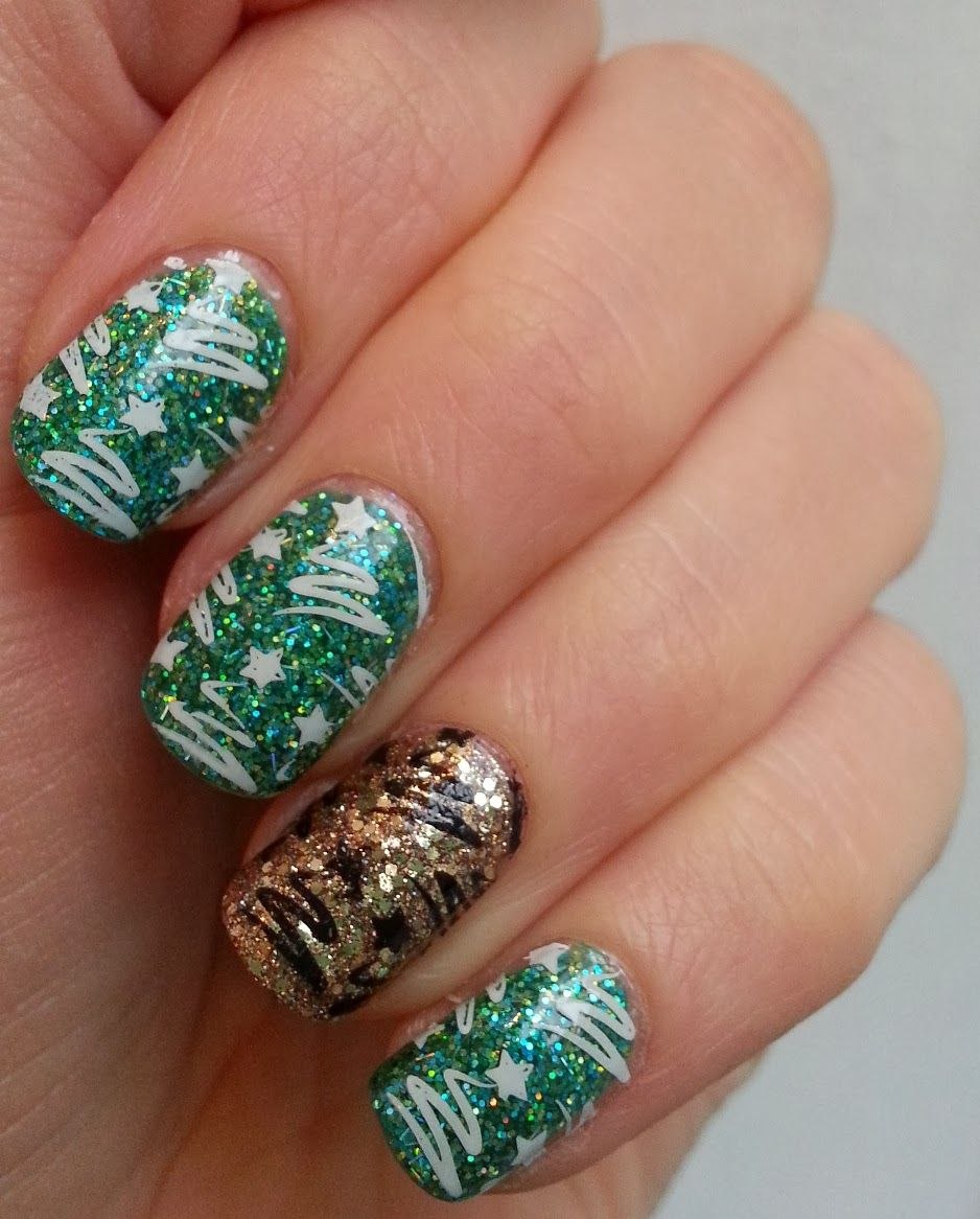 Зимний маникюр с елочкой