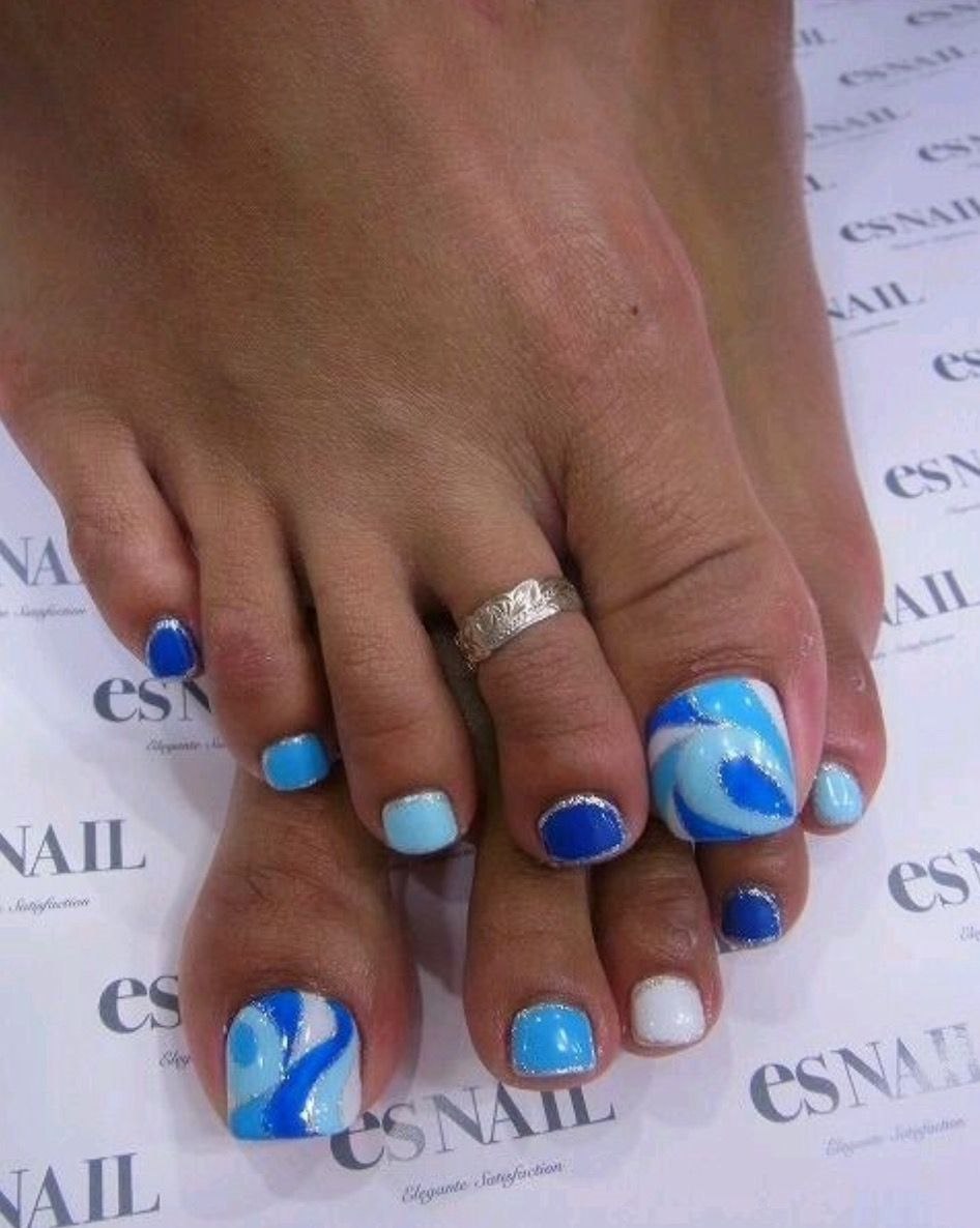 Педикюр голубого цвета