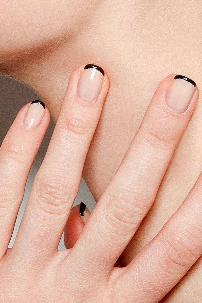 Бежевый маникюр с черными кончиками