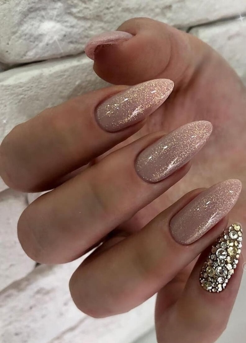 Маникюр на миндальную форму ногтей со стразами