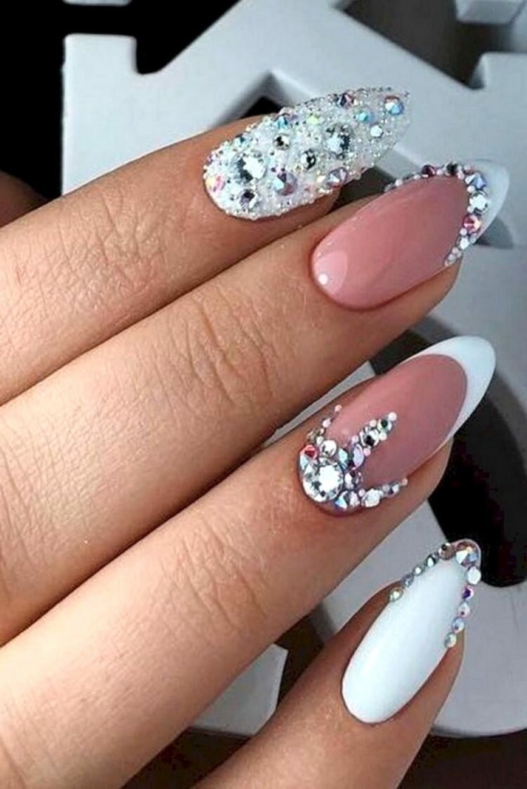 Чёрный маникюр миндальной формы