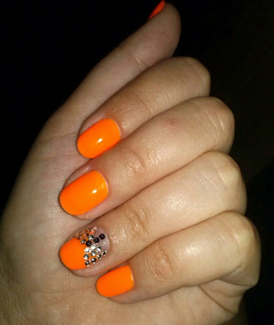 Оранжевый маникюр со стразами