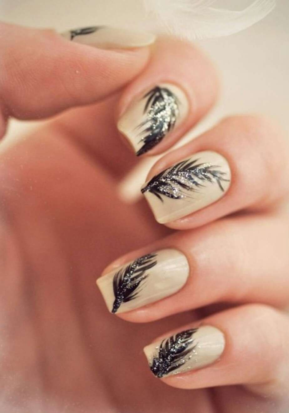 Дизайн ногтей с пером