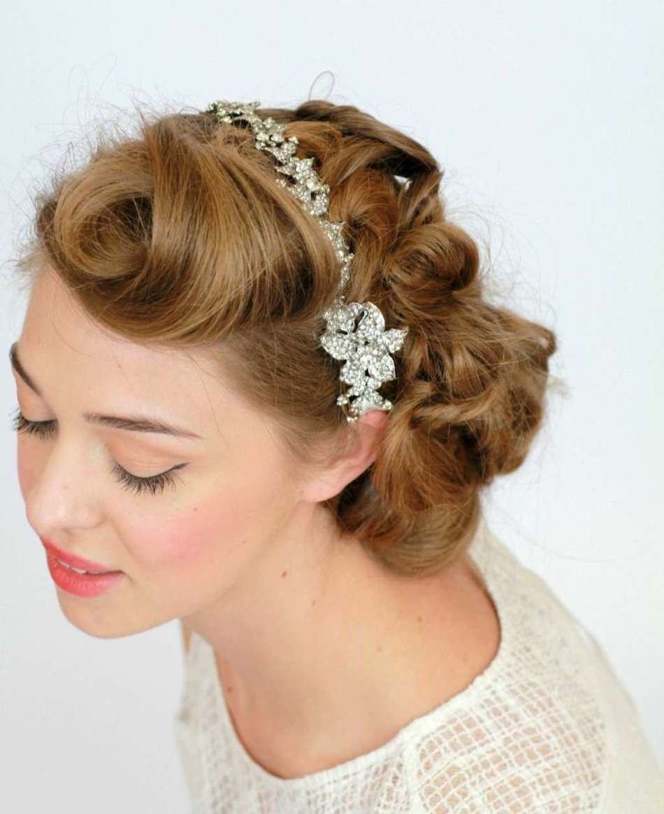 Прическа с диадемой на короткие волосы