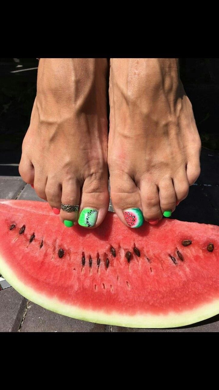 Педикюр яркий с фруктами