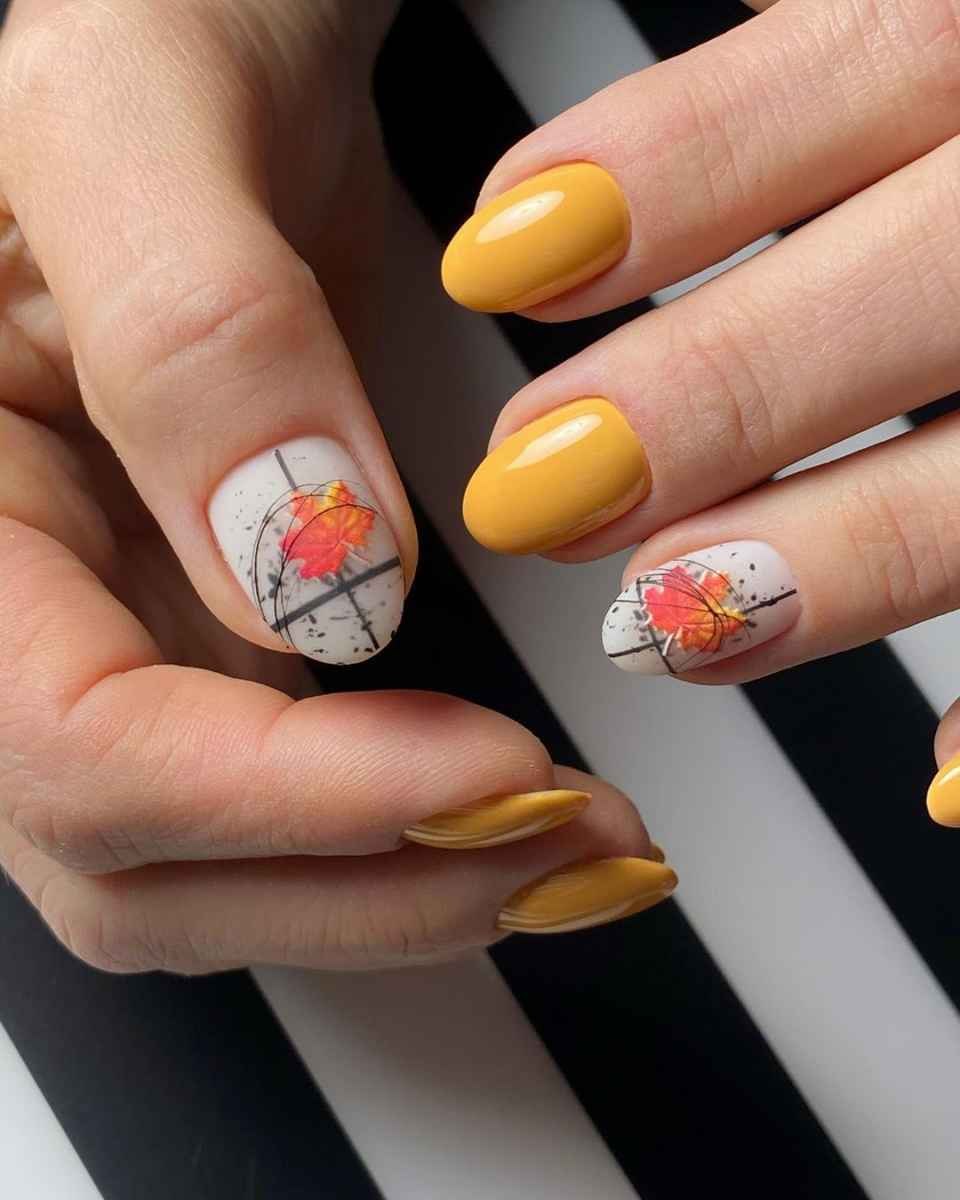 Маникюр с кленовым листом