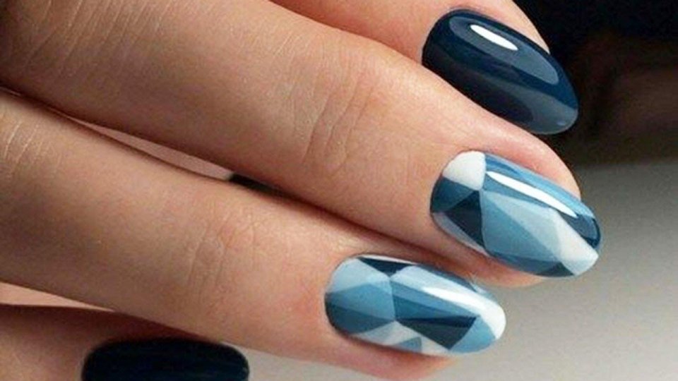Маникюр с вертикальными полосками