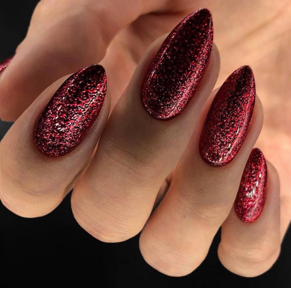 Бордовый маникюр на миндалевидных ногтях
