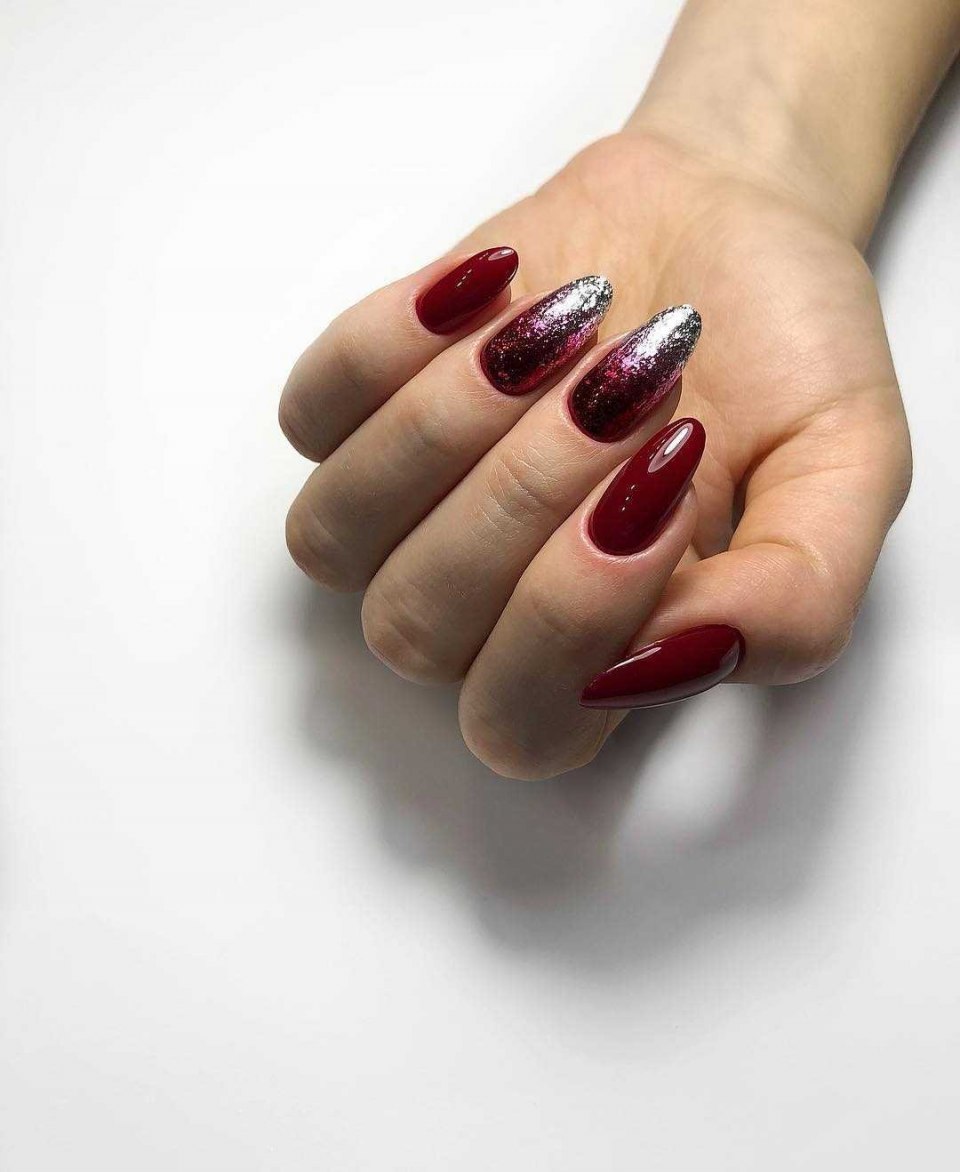 Красные острые ногти