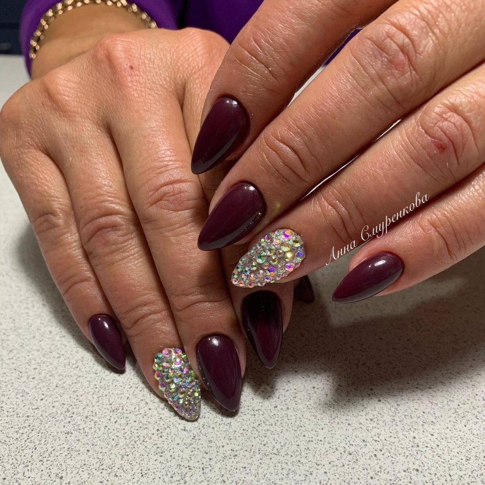 Серо бордовый маникюр