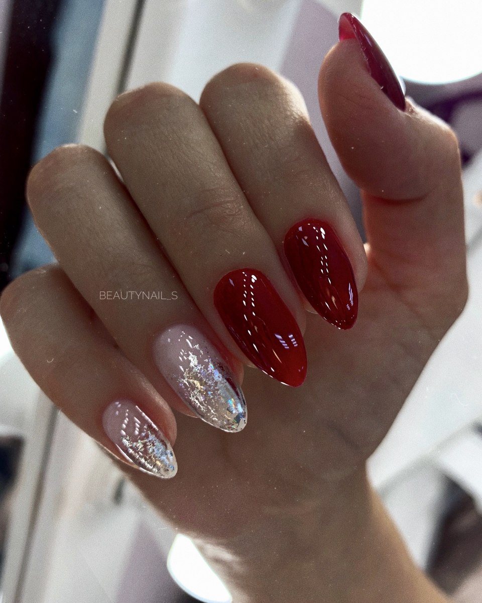 Бордовые овальные ногти