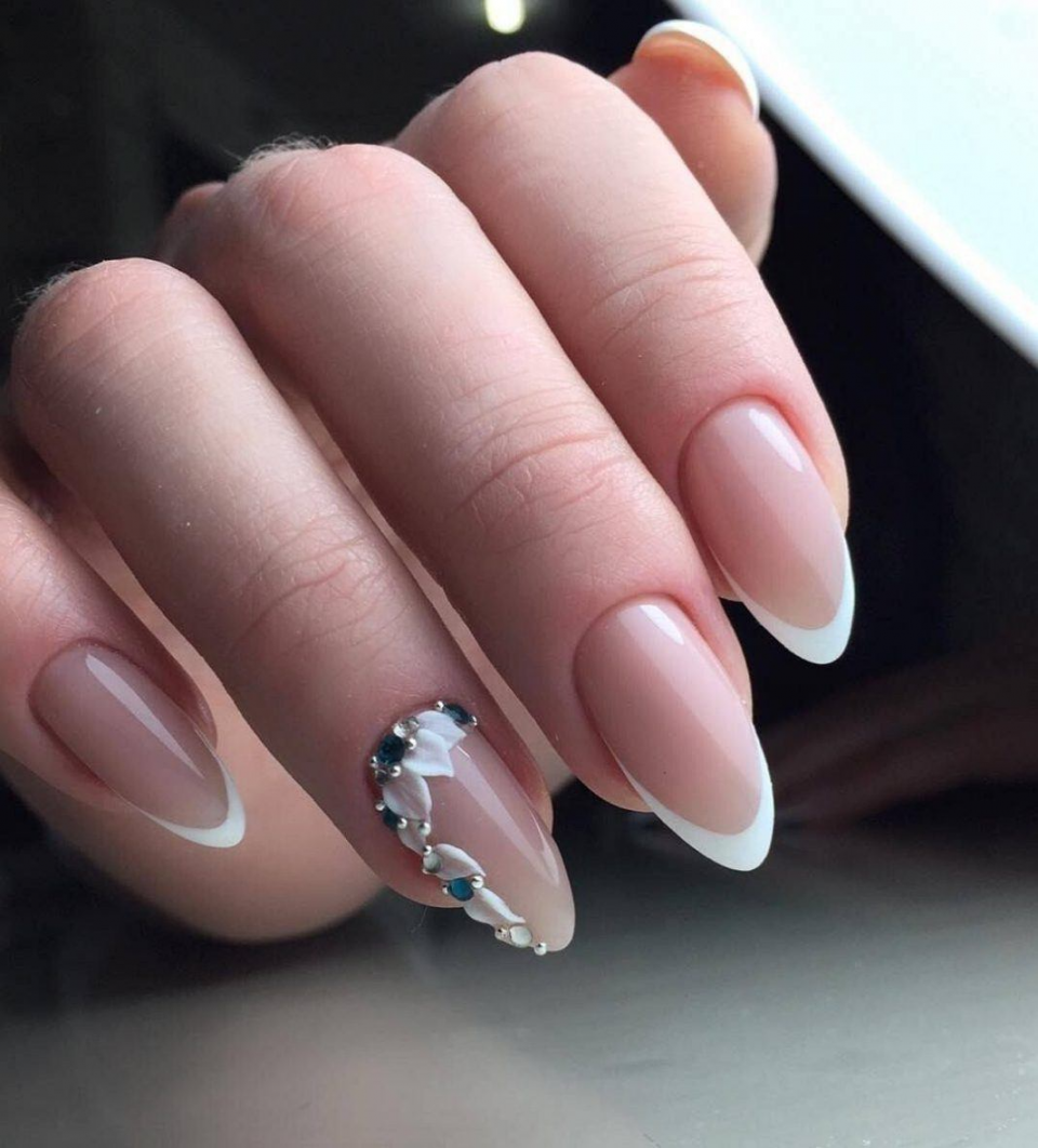 Белый френч на миндалевидных ногтях 2021