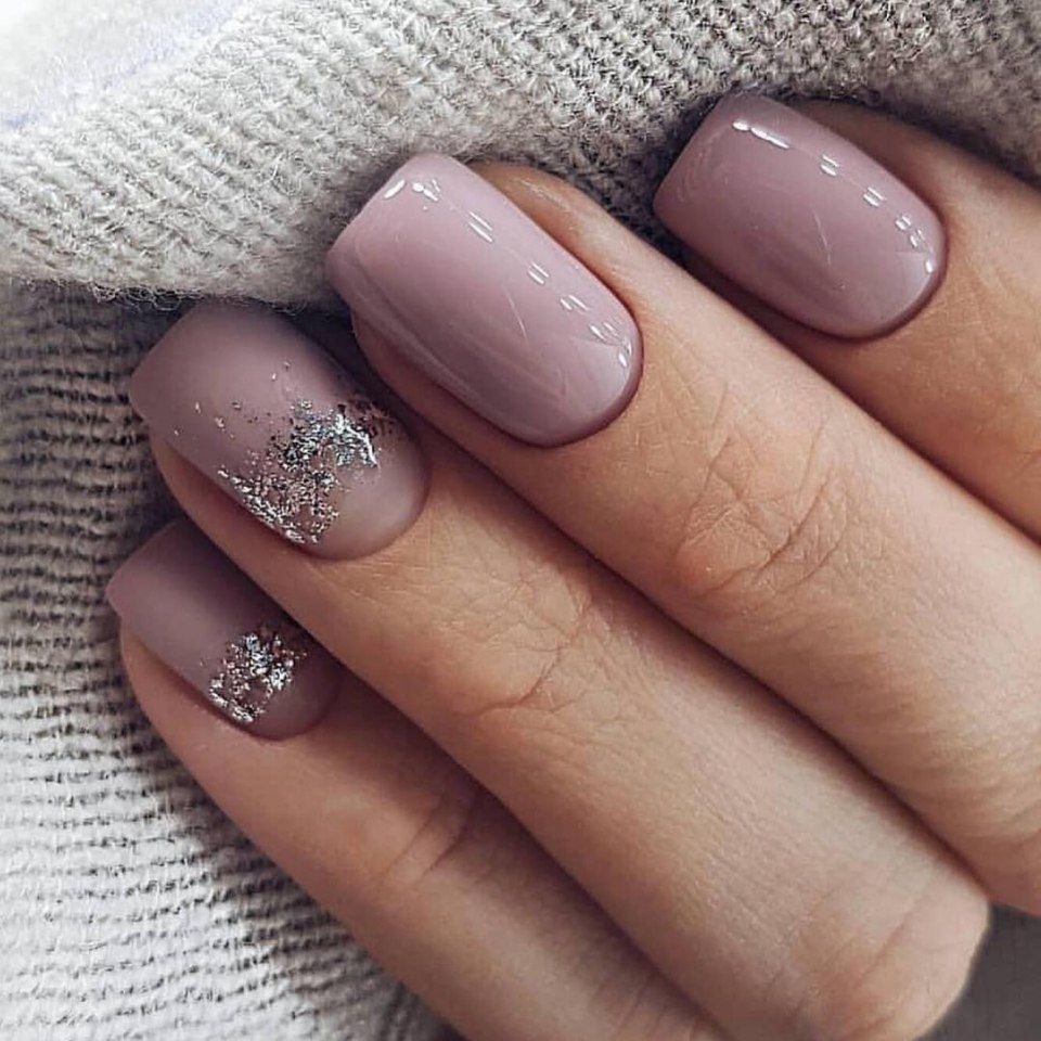 Маникюр бежевый с золотом на короткие ногти