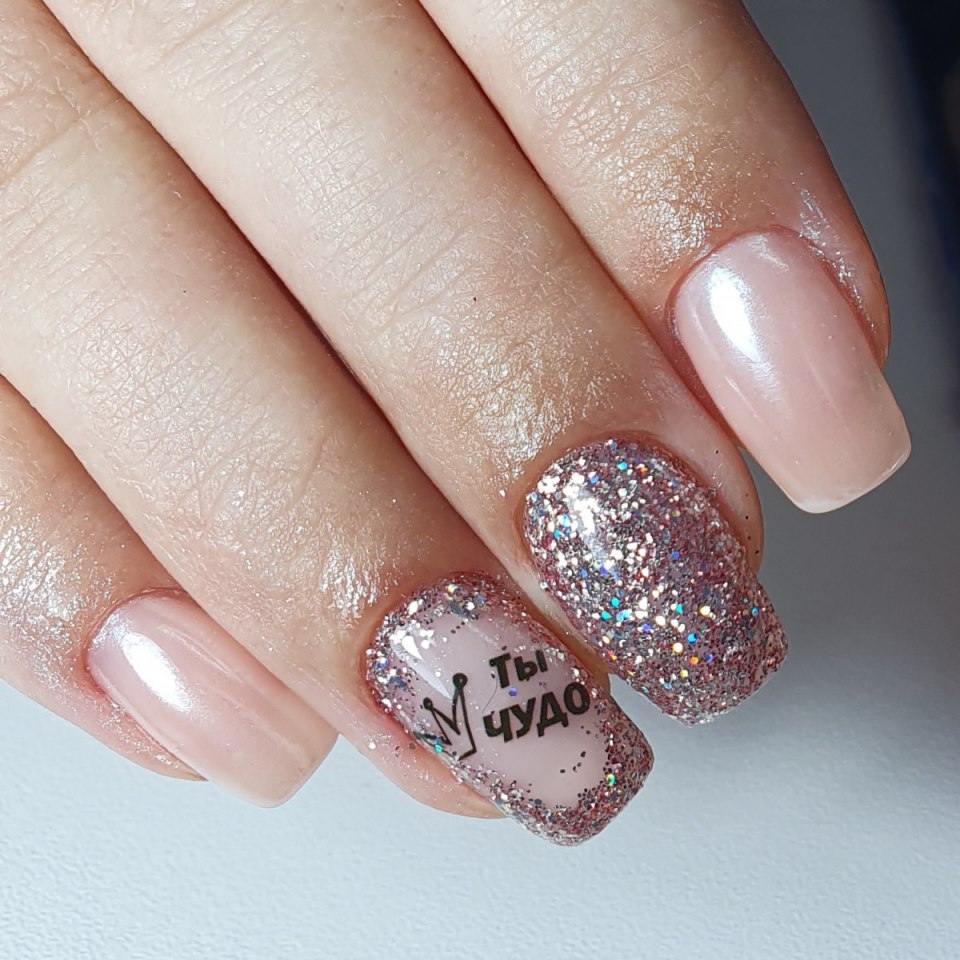 Маникюр однотонный с блестками