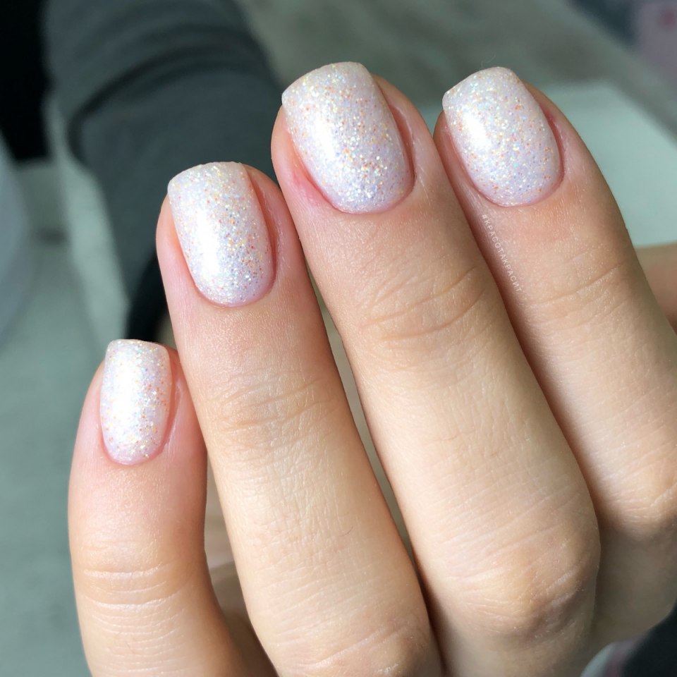 Серый маникюр