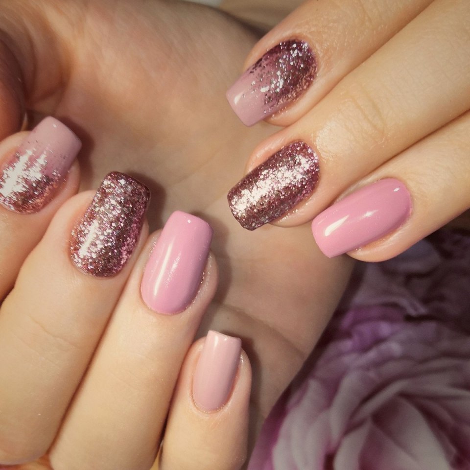 Маникюр розовый с блестками