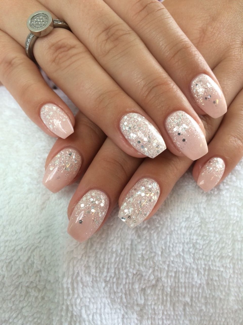 Молочный маникюр с блестками на коротких ногтях