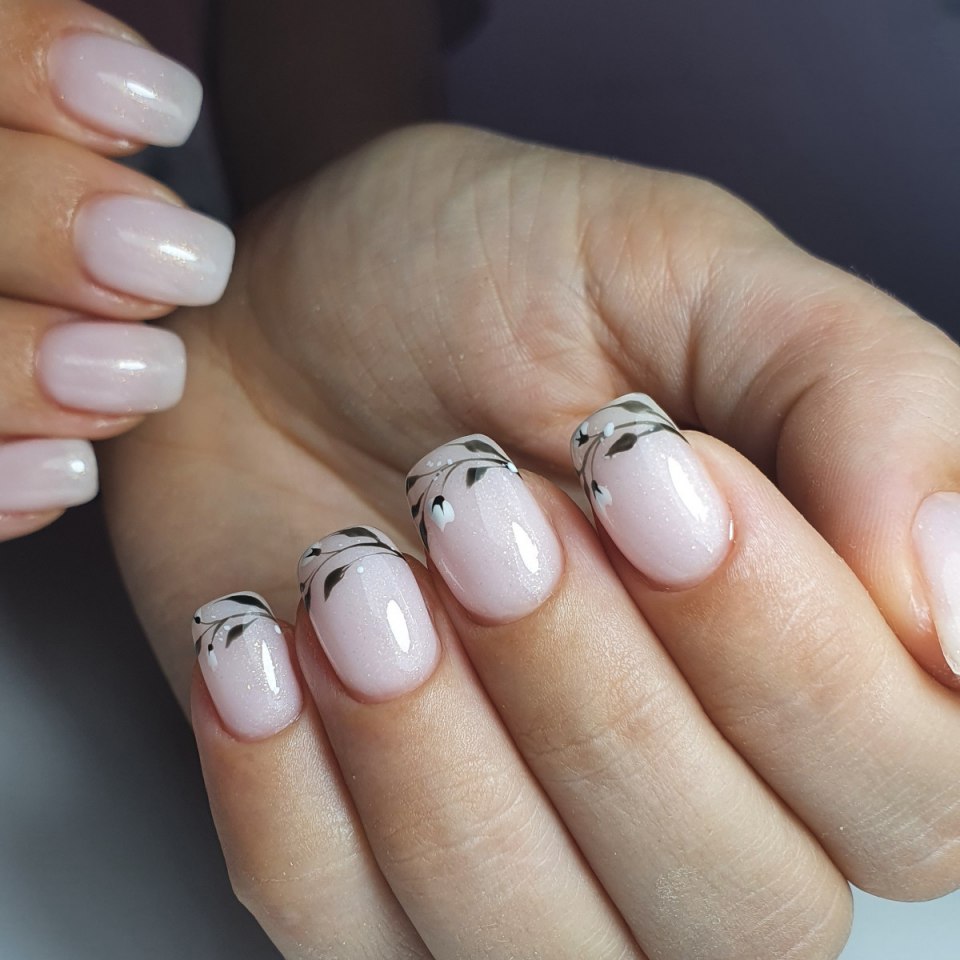 Маникюр на короткие ногти молочного цвета