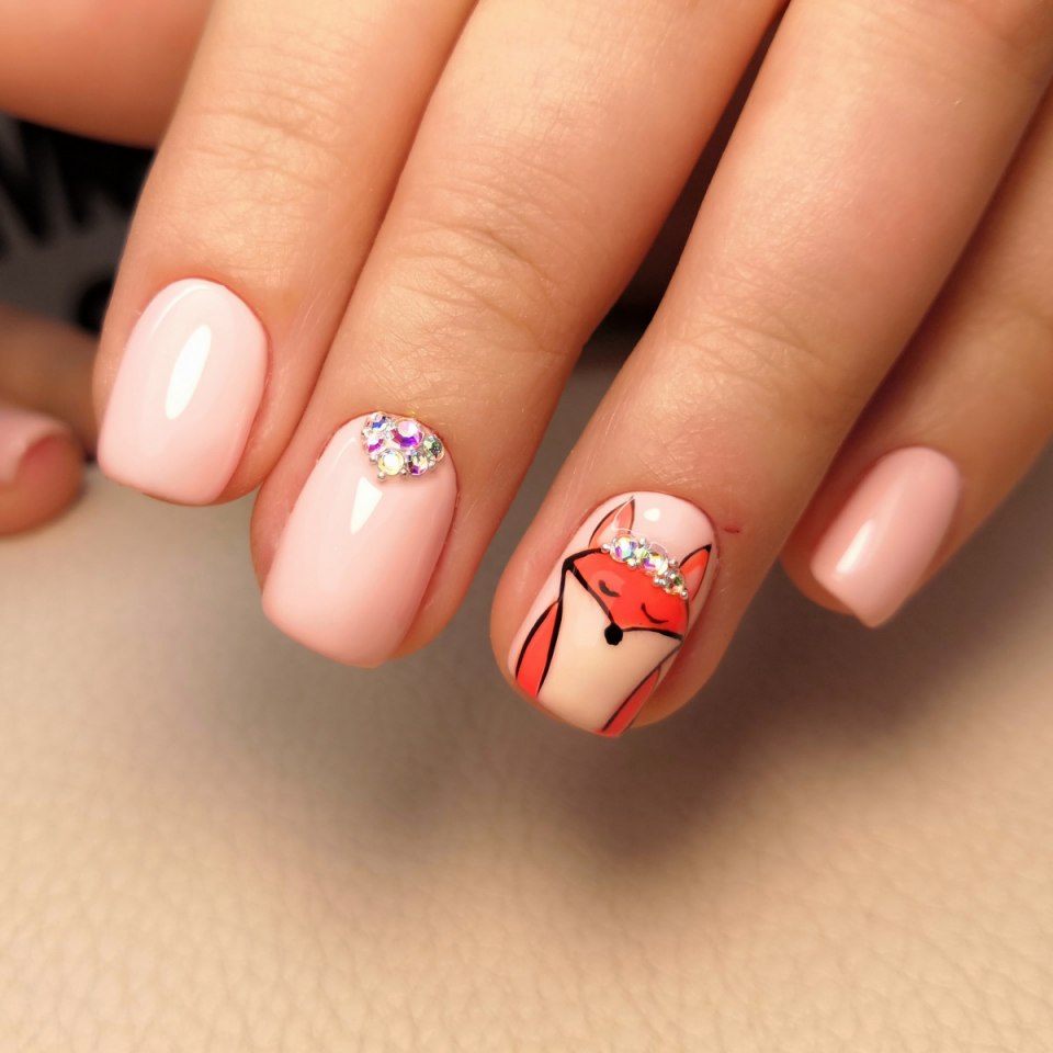 Нежный маникюр на короткие