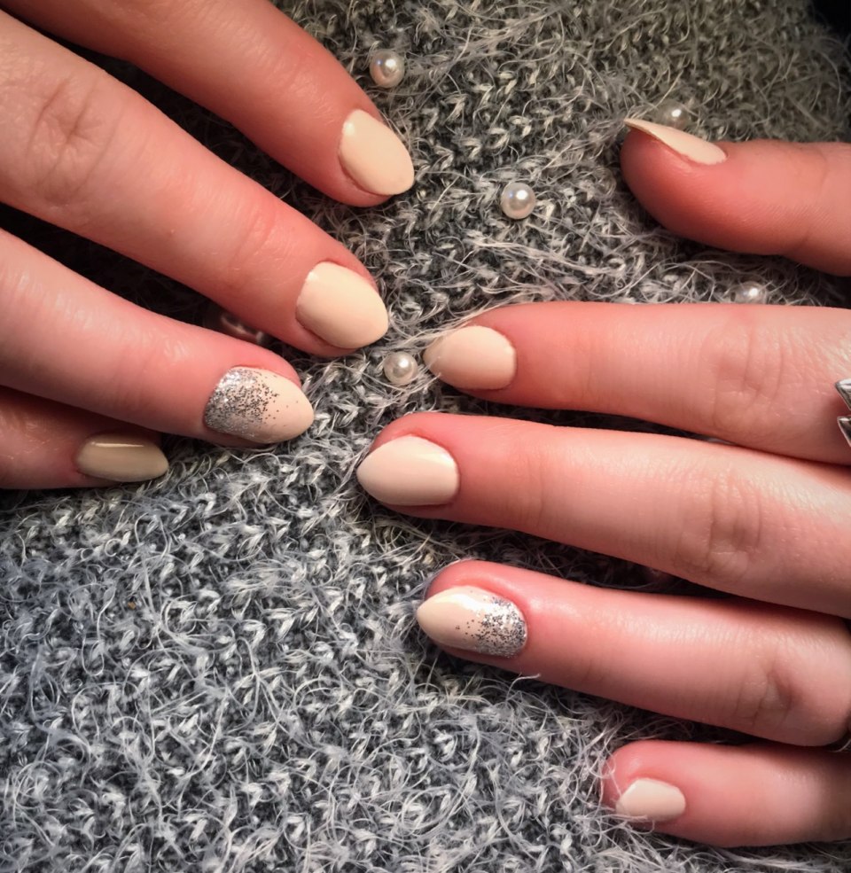 Маникюр беж с серебром