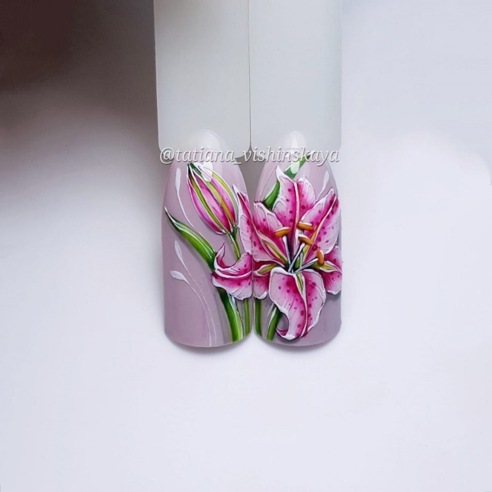 Лилии на ногтях