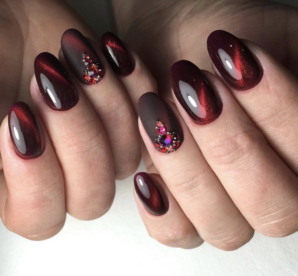 Темно-синий кошачий глаз маникюр