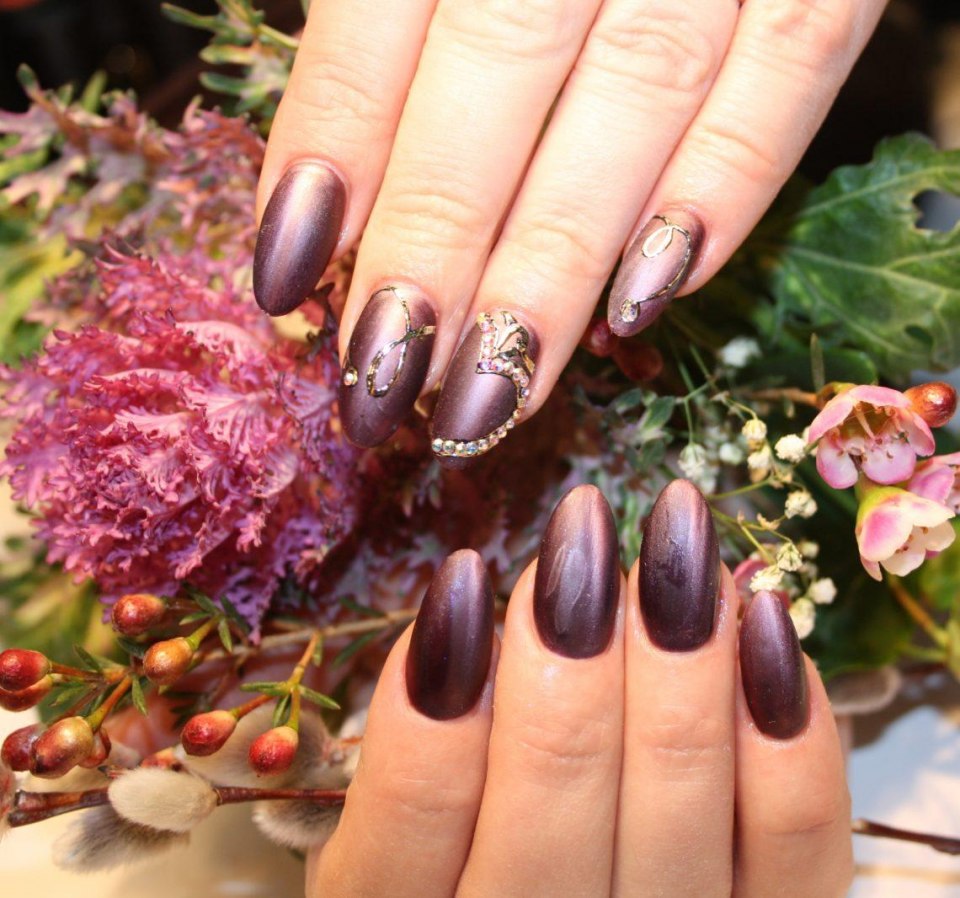 Маникюр кошачий глаз красный