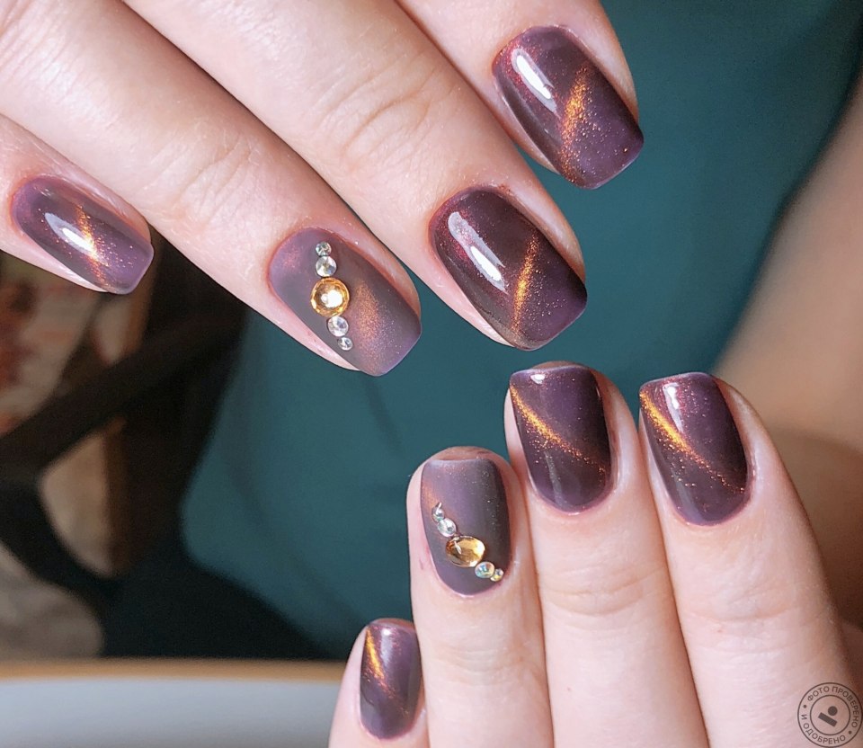 Маникюр шеллак красный с золотом