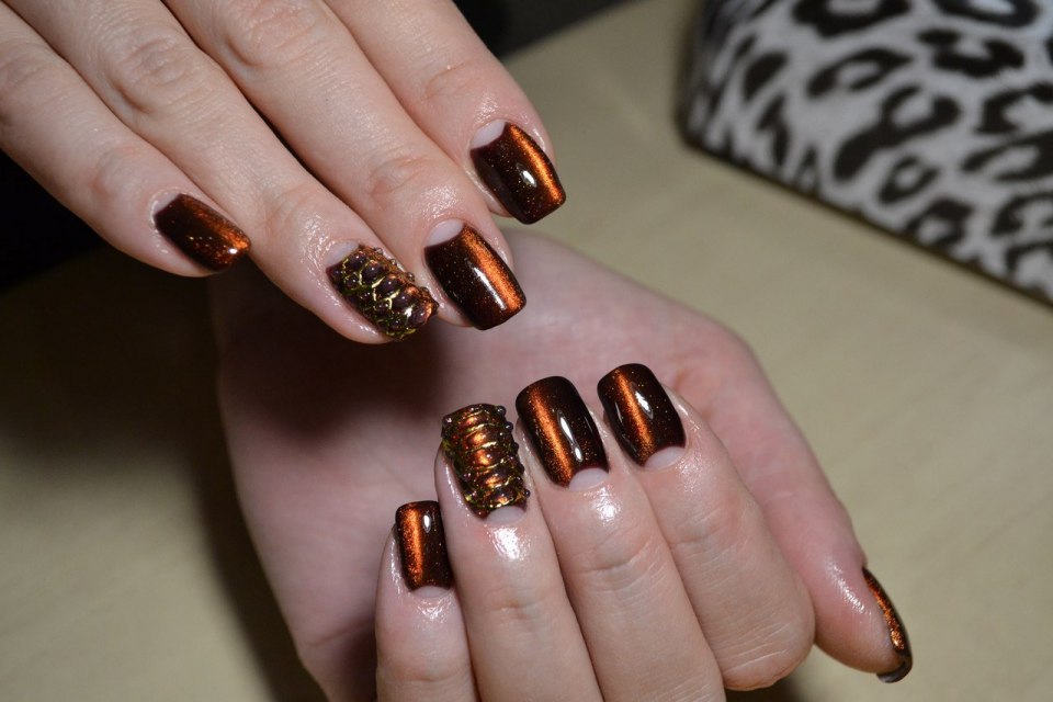 Маникюр кошачий глаз со стразами