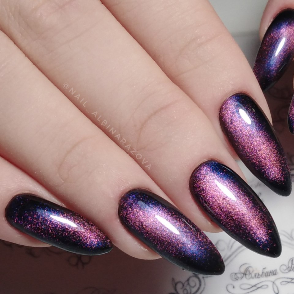 Маникюр 2021 изумрудный с золотом