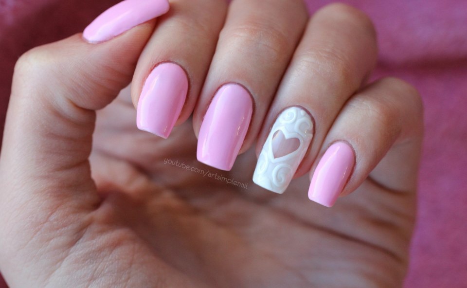 Розовый маникюр с сердечками