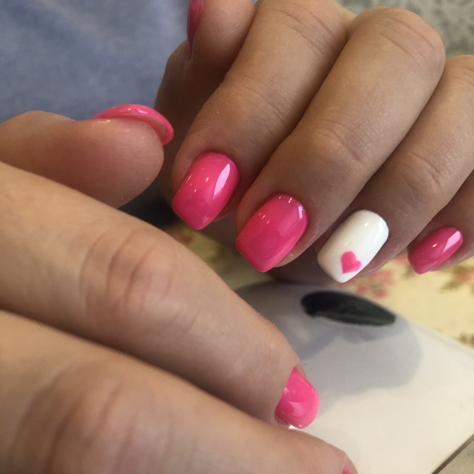 Зимний яркий маникюр розовый 2022