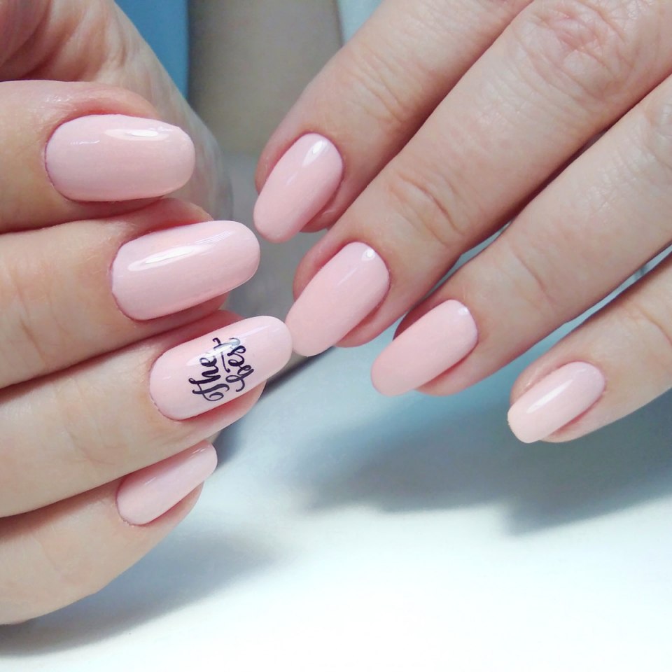 Маникюр с радугой на одном пальце