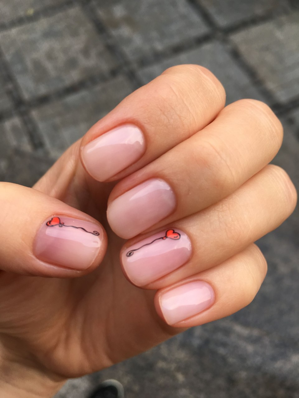 Нюдовый маникюр с сердечком