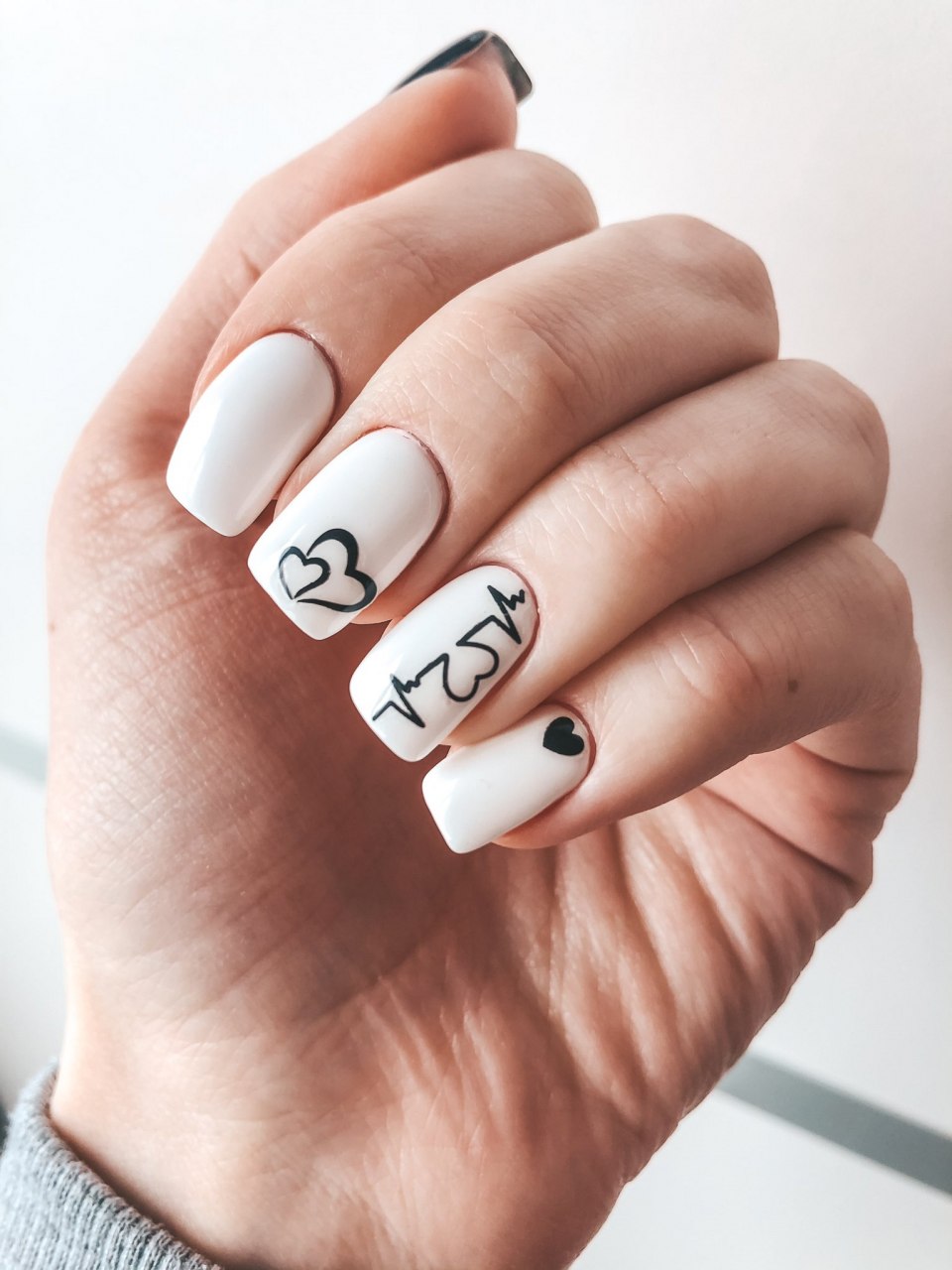 Девушка показывает маникюр