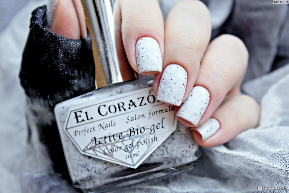 Молочный маникюр с надписями