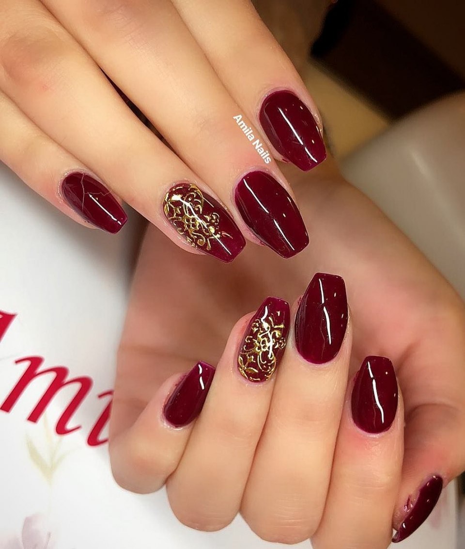 Шеллак на короткие ногти бордовый