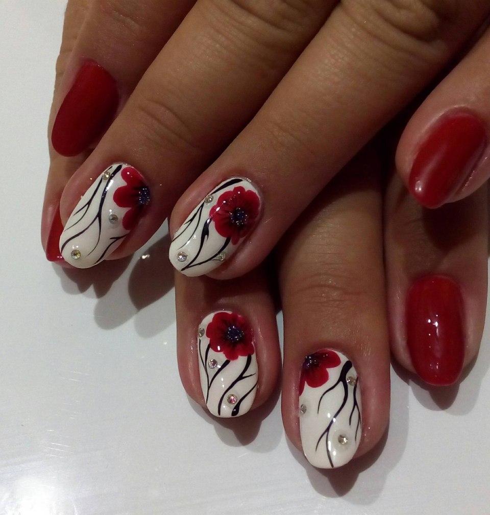 Маникюр темно бордовый с золотом