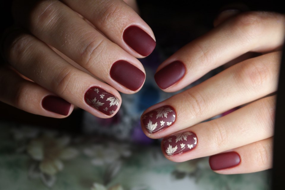 Маникюр бордового цвета